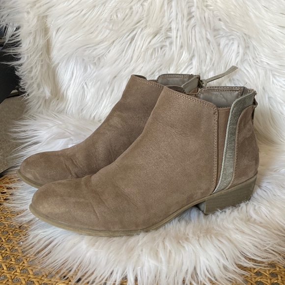 Candie's Shoes - ⚾️ Candies ash gray and silver ankle booties zip closure